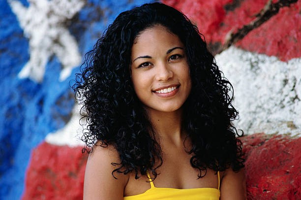 portrait of a puerto rican woman - hairstyle photos et images de collection
