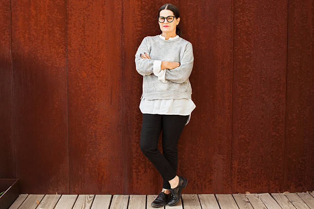 portrait of woman with crossed arms - fashion photos et images de collection