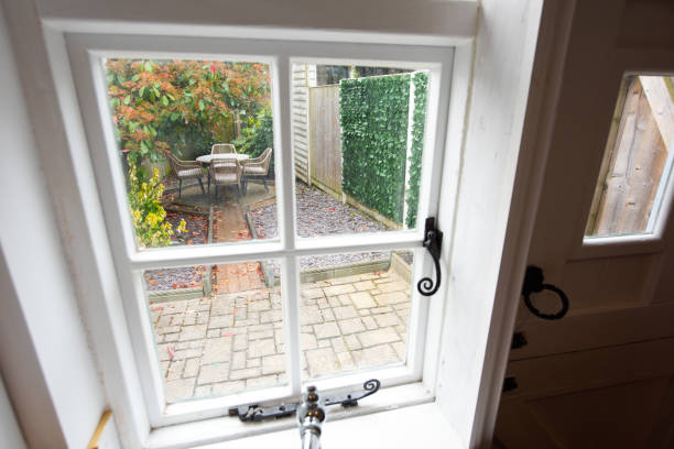 property cottage exterior - garden decoration stockfoto's en -beelden