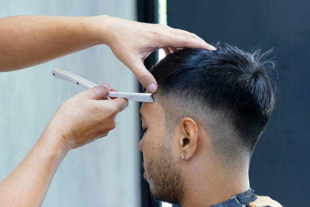 propietario y cliente de barbería. - hairstyle fotografías e imágenes de stock