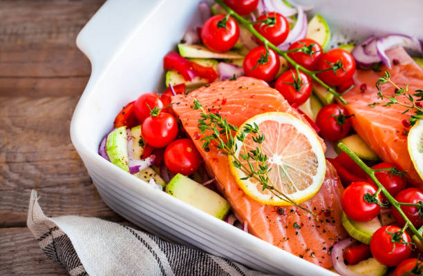 raw fresh delicious salmon and vegetables - food photos et images de collection