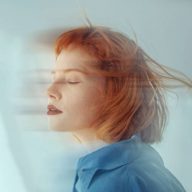 red haired woman in motion, blurred motion - long exposure - hairstyle stockfoto's en -beelden