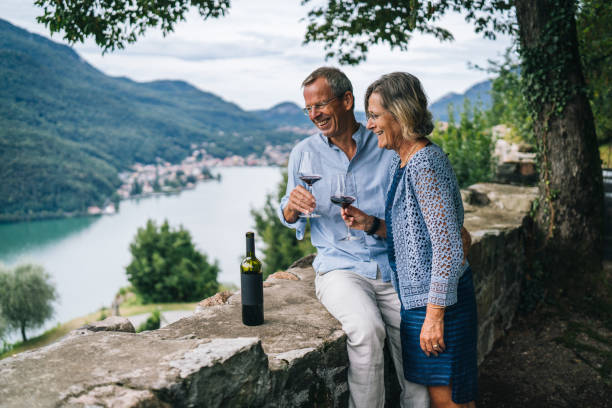 reifes paar genießen einige rotwein in italienischen weinberg - travel stock-fotos und bilder