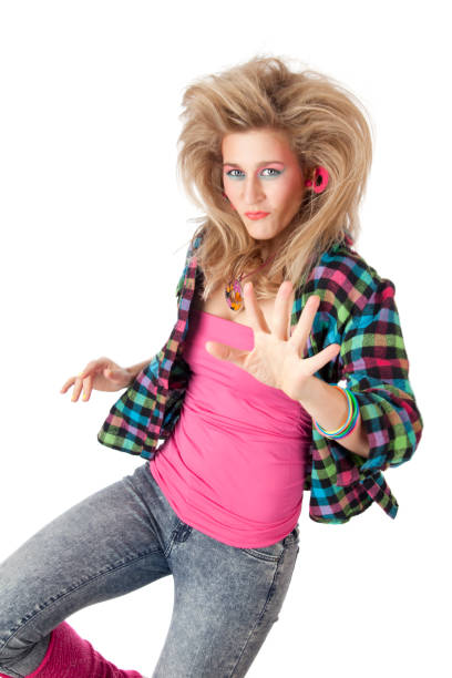 retour du rétro: jeune femme blonde avec une coiffure et un maquillage des années 80 - hairstyle photos et images de collection
