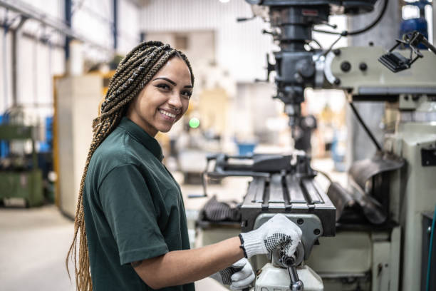 retrato de una mujer que trabaja en una fábrica/industria - food fotografías e imágenes de stock