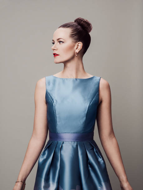retro estilo mujer con maquillaje labios rojos y eyeliner en los años 60 vestido - hairstyle fotografías e imágenes de stock