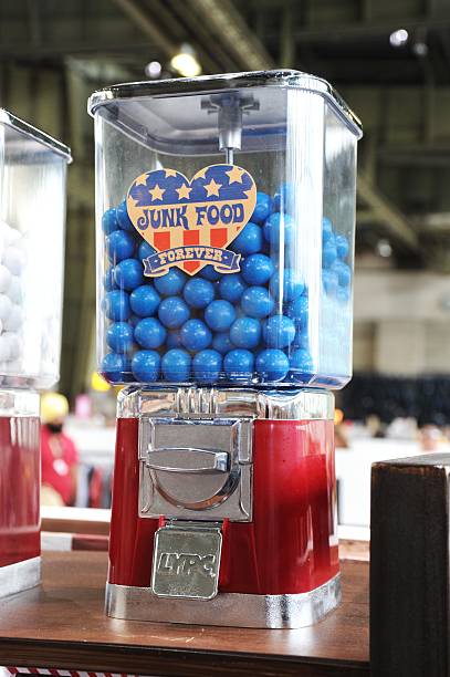 Retro Kaugummiautomat mit blauen Chewing Gums. "Junk Food Forever" lautet der Slogan!