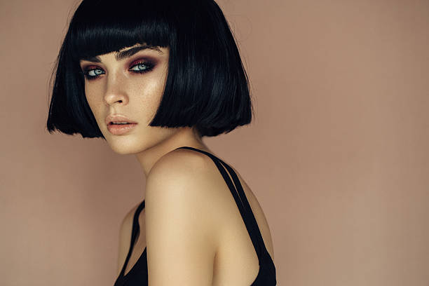 schöne frau mit make-up - hairstyle stock-fotos und bilder