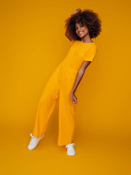 schönes mädchen mit lockigen frisur - fashion stock-fotos und bilder