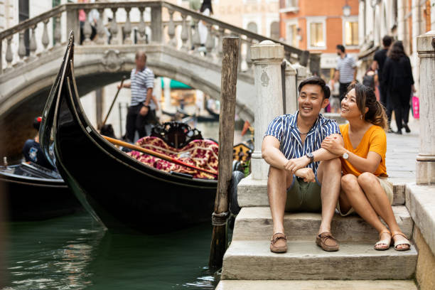 schönes paar in venedig flitterwochen - travel stock-fotos und bilder