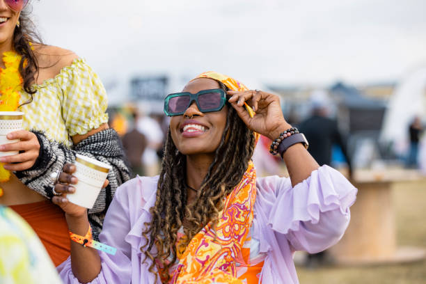se laisser aller le week-end - concert photos et images de collection