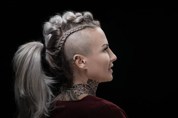 seitenporträt einer tätowierten wikinger blonde frau und ihre einzigartige frisur - hairstyle stock-fotos und bilder