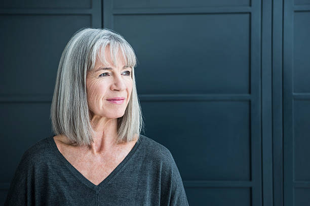 senior frau mit grauer haare entfernt - hairstyle stock-fotos und bilder