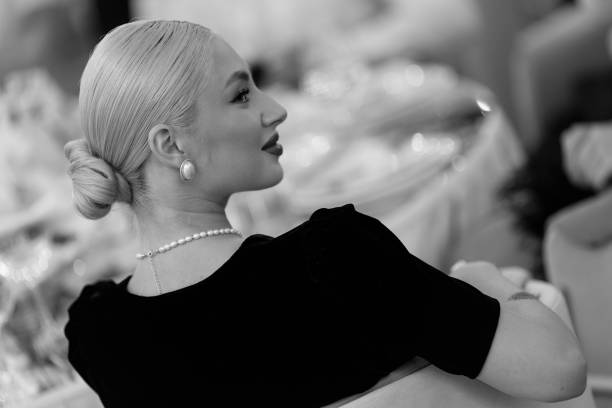 side portrait of blonde woman sitting at the restaurant. - hairstyle stock-fotos und bilder