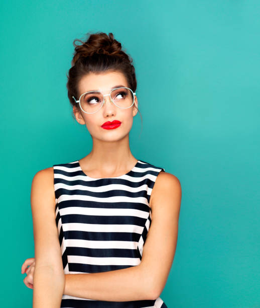 sie hat eine idee, die sie teilen möchten - fashion stock-fotos und bilder