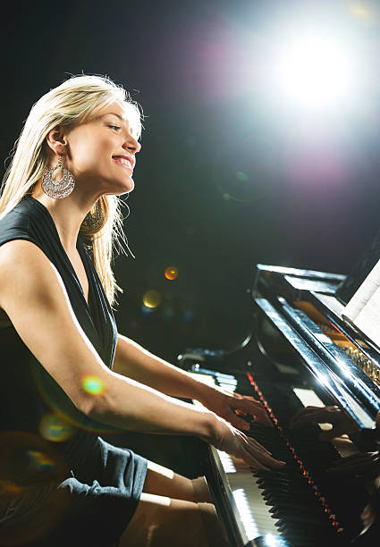 smiling female pianist. - concert stockfoto's en -beelden