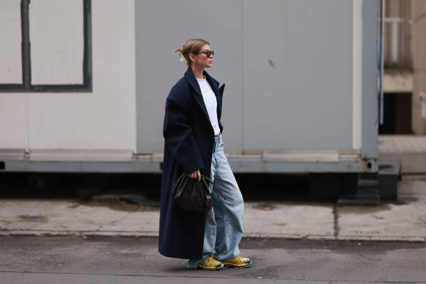 Sophia Geiss is seen wearing squared havana-framed sunglasses from Ray-Ban, two different-sized silver hoop earrings, a silver nose ring, a dark blue...