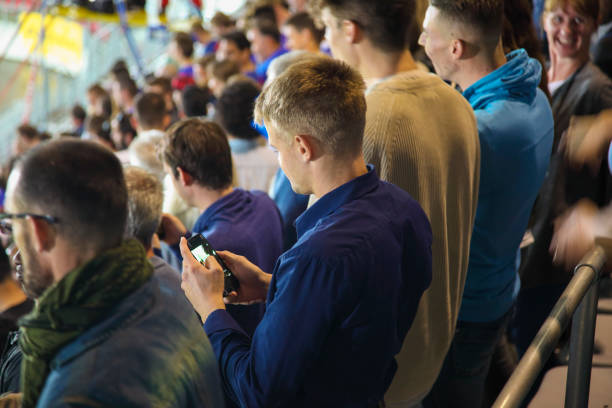 spectateurs sur un stade - concert photos et images de collection