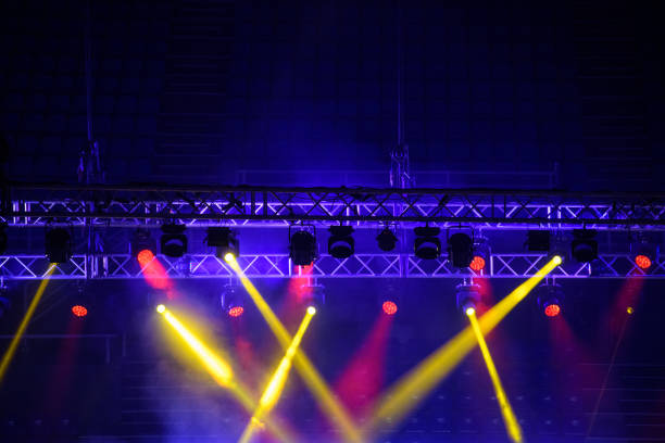 stage performing lights as background - concert photos et images de collection