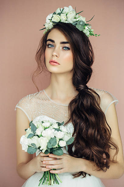 studio shot of young beautiful bride - hairstyle stockfoto's en -beelden