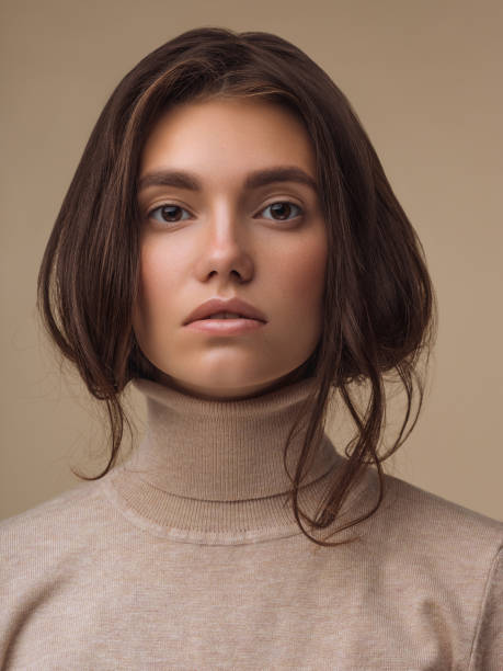suéter con hermosa mujer - hairstyle fotografías e imágenes de stock