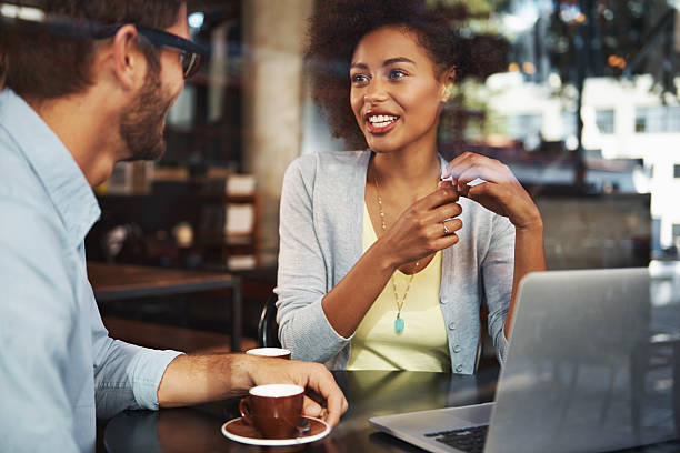 swopping creative ideas in a relaxed environment - coffee stockfoto's en -beelden