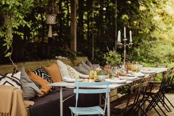 table setting for garden party - garden decoration photos et images de collection