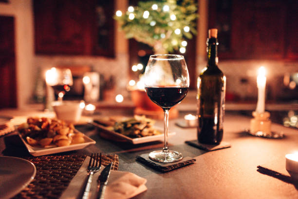 tafel opgezet voor het diner - food stockfoto's en -beelden