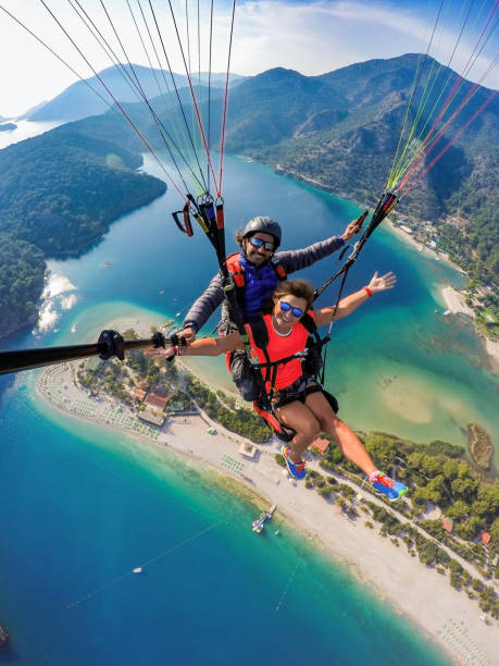 tandem sprong in paragliding. - travel stockfoto's en -beelden