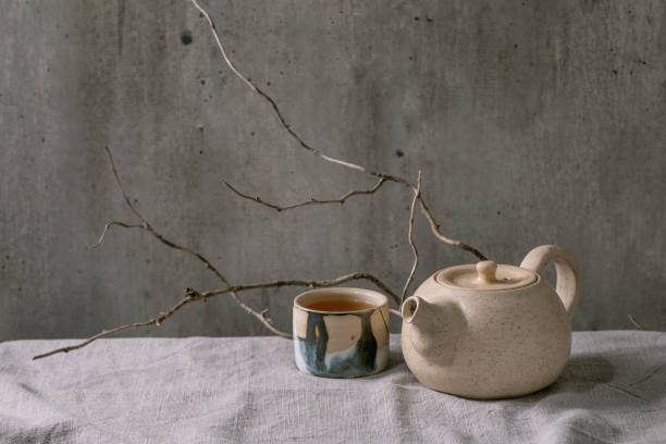 teapot kettle with cup of hot green tea - home decoration stockfoto's en -beelden