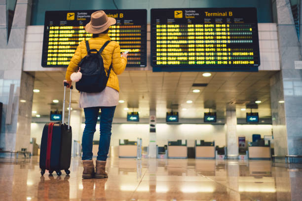 toeristische op de internationale luchthaven van barcelona - travel stockfoto's en -beelden