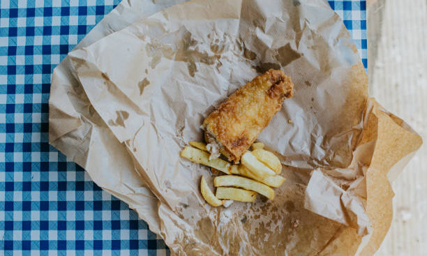 top down of fish and chips on a checkered tablecloth - junk food stock pictures, royalty-free photos & images