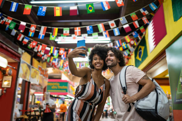 touristes prenant un selfie - travel photos et images de collection