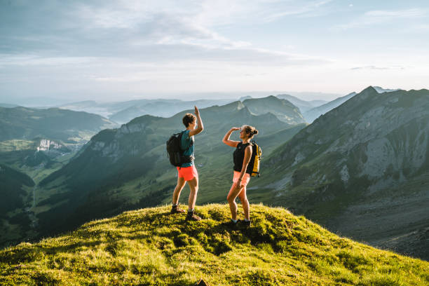 trailläufer besteigen hohen bergrücken - travel stock-fotos und bilder