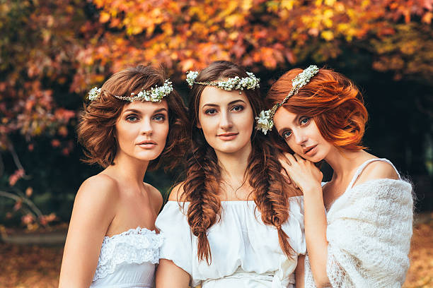 tres hermosa novia en un fondo de bosque de otoño - hairstyle fotografías e imágenes de stock