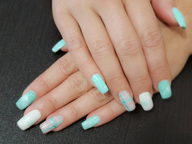 turquoise and white nails art - nails art photos et images de collection