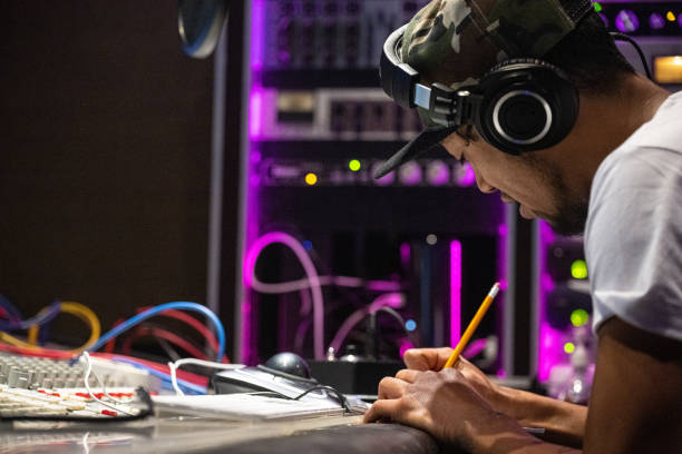 un jeune rappeur néo-zélandais met son idée dans une chanson dans un studio d’enregistrement - concert photos et images de collection