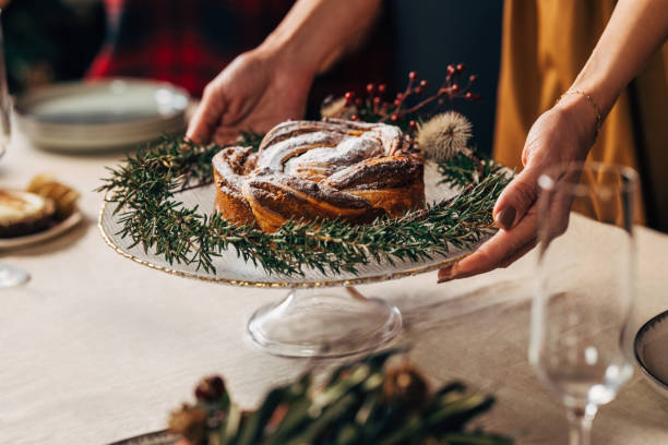 una vista de cerca de una mujer irreconocible preparando la mesa para la cena de navidad - food fotografías e imágenes de stock