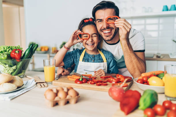vader en dochter op zoek via peper segmenten - food stockfoto's en -beelden