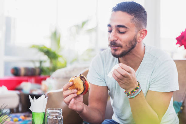 vandaag was ik echt honger! - junk food stockfoto's en -beelden