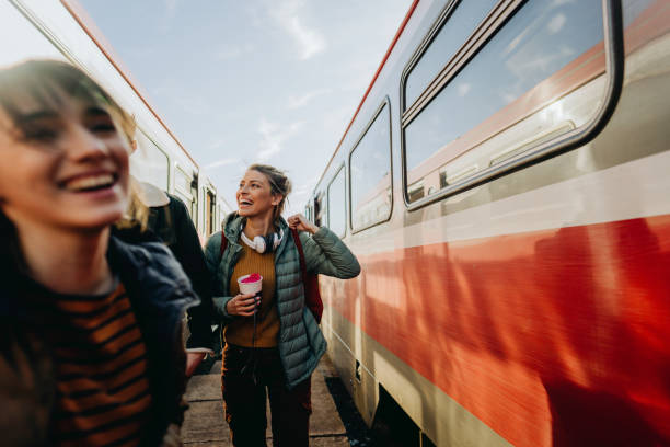 vriendinnen op een treinstation - travel stockfoto's en -beelden
