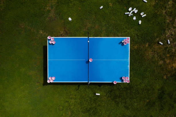 vue aérienne des conséquences d’une partie de pong de bière - garden decoration photos et images de collection