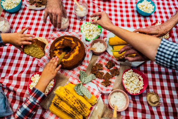 vue en plongée d’un repas lors d’une fête brésilienne de junina - food photos et images de collection