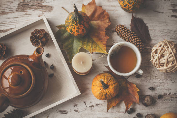 warm kopje thee met decoratie eromheen - home decoration stockfoto's en -beelden