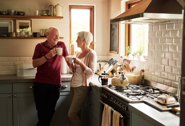 we genieten van het leven sip door sip - coffee stockfoto's en -beelden