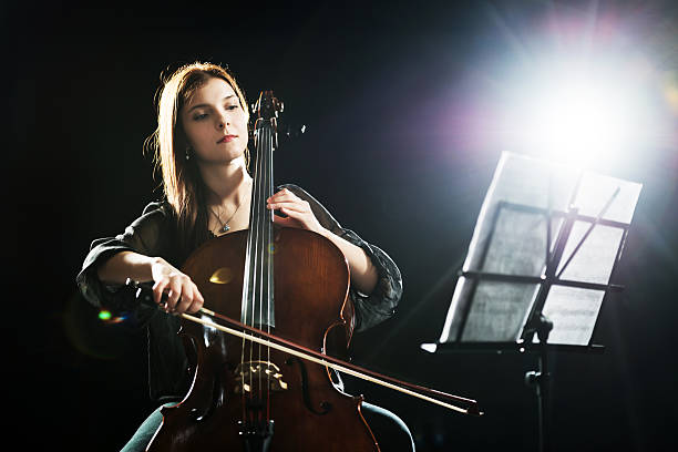 weibliche cellist. - concert stock-fotos und bilder