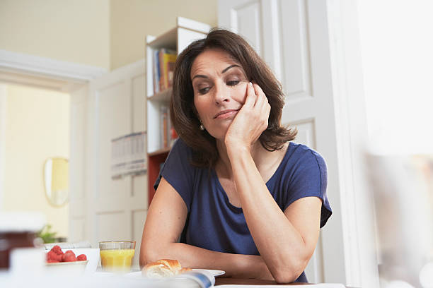 woman looking bored - food photos et images de collection