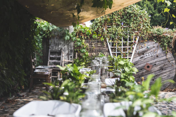 ziergarten in einem privathaus mit tischset für eine kokedama-klasse - garden decoration stock-fotos und bilder