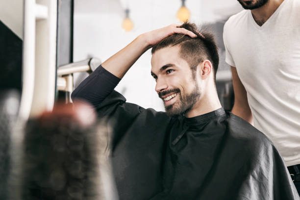 zufriedener kunde bei friseur - hairstyle stock-fotos und bilder