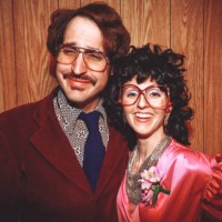1970s couple at party, 1980s couple at party, retro couple laughing, having fun - fashion stock-fotos und bilder